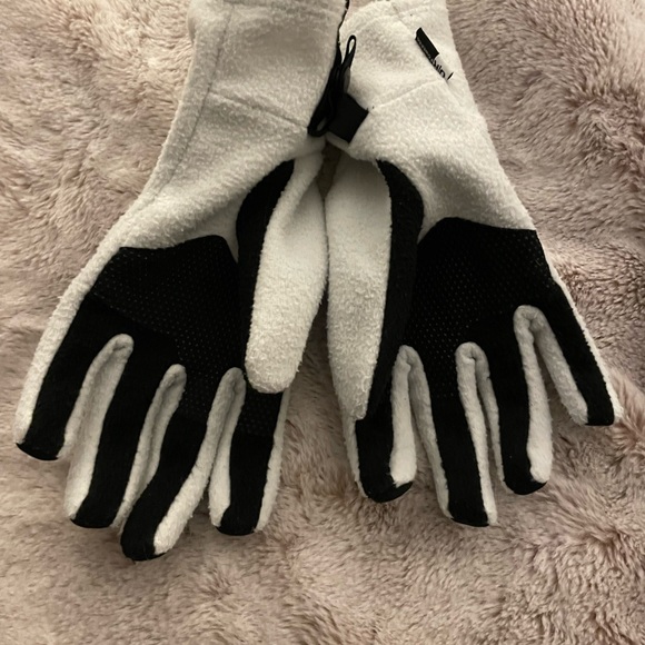 2 pair of gloves one north face and one spyder size S - Picture 4 of 4